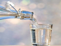 Biasakan Minum Air Putih Sebelum Tidur, Sangat Banyak Manfaatnya