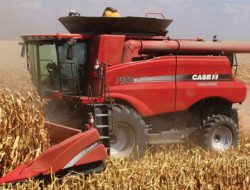 Kubota Mesin Pertanian Modern Combine Harvester Membantu Petani Lebih Produktif